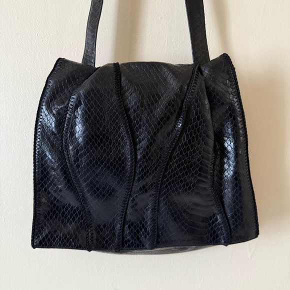 Vintage  SHARIF Reptile Embossed Cross Body Shoulder Bag Black - Picture 1 of 11